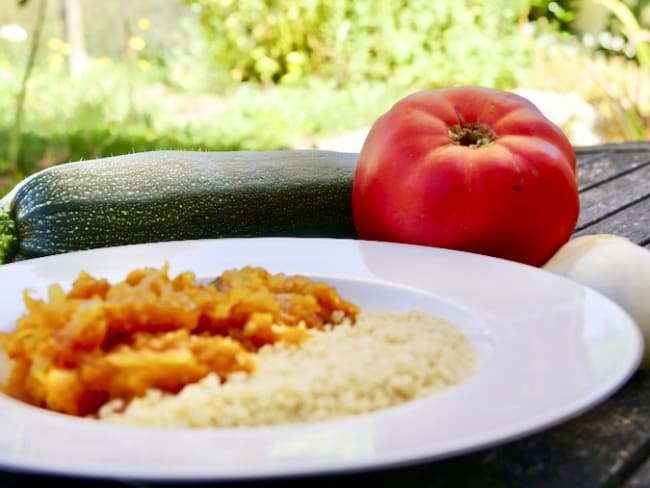 Écrasé de courgette, tomate, ail, oignon et épices