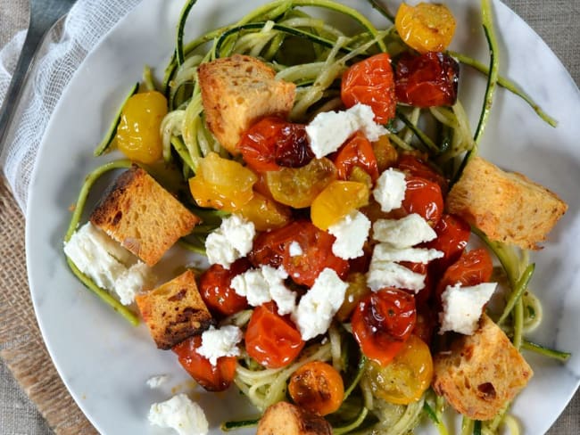 Spaghetti de courgette au pesto, tomates rôties, feta et croûtons