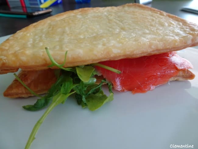 Feuilleté au saumon fumé, taleggio  et roquette