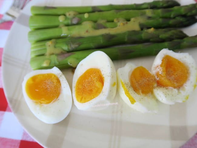 Asperges vertes en vinaigrette et œufs mollets