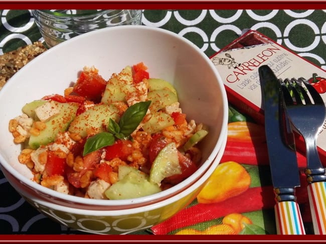 Salade de blé au poulet, poivron, tomates et basilic