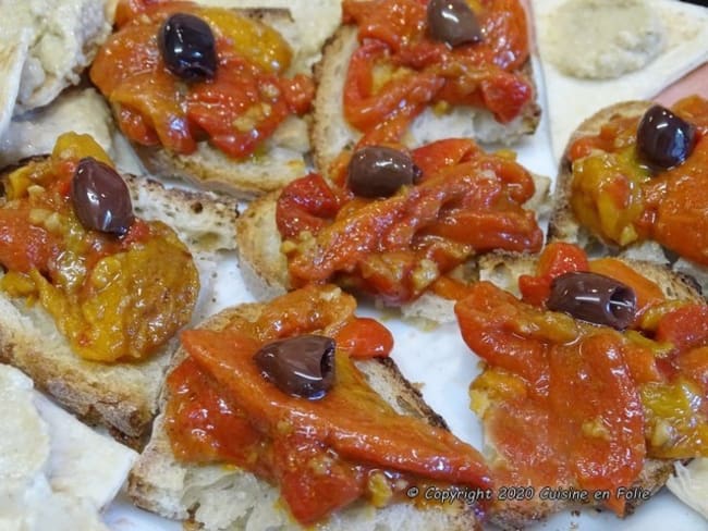 Poivrons grillés aux anchois et à l'ail sur toast