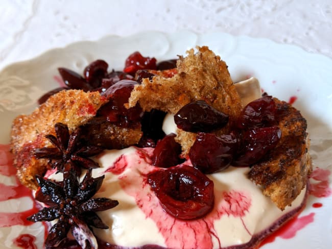 Croûtons épicés aux cerises et crème de chèvre.