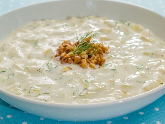 Tarator : une soupe bulgare au concombre, à l'aneth et aux noix