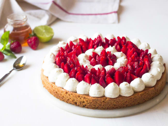 Tarte à la fraise et chantilly à la vanille sur un sablé breton