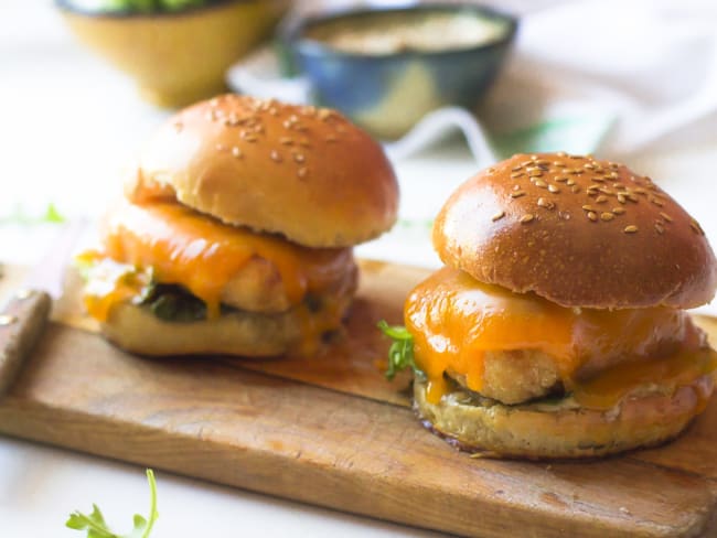 Hamburger au poulet pané et sauce béarnaise