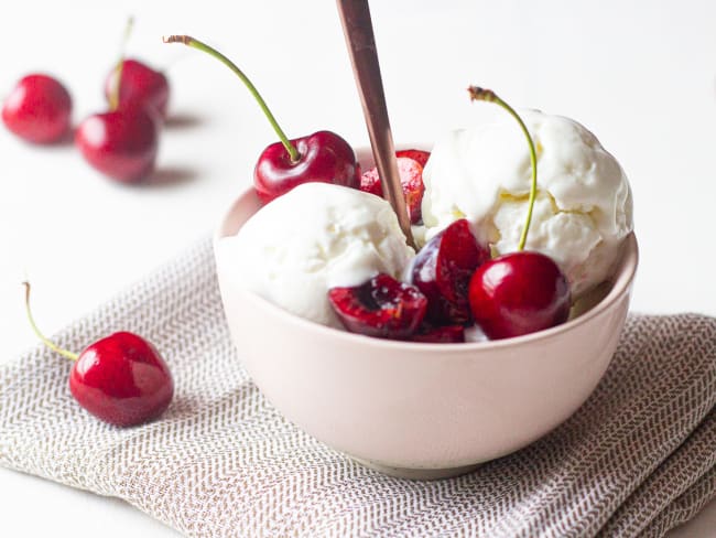 Yaourt glacé à la noix de coco et aux cerises