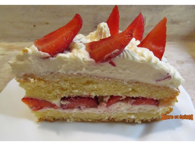 Gâteau facile aux fraises et à la crème Chantilly