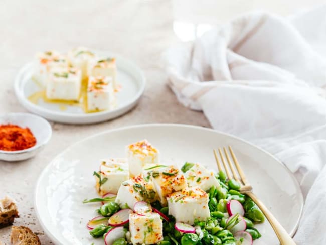 Salade de fèves, herbes fraîches et fêta marinée