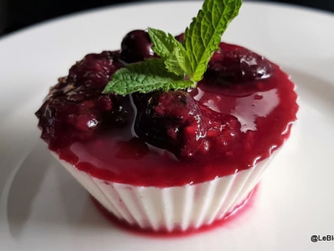 Panna cotta au lait d'amande et coulis de fruits rouges