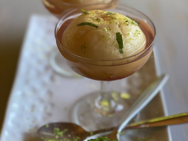 Pêche de la Drôme pochée à la mélisse et citron vert