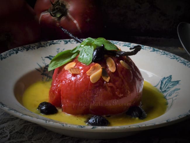 Tomate confite entière en sirop vanillé, coulis de poivron et olives confites