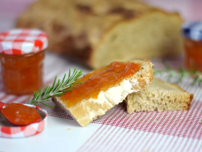 Confiture d'abricots au romarin