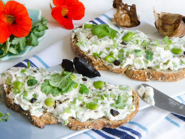 Bruschettas ricotta fèves ail noir