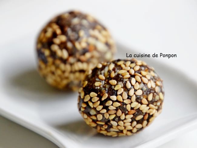 Boules d'énergie aux amandes, cajou, dattes, pruneaux et spiruline