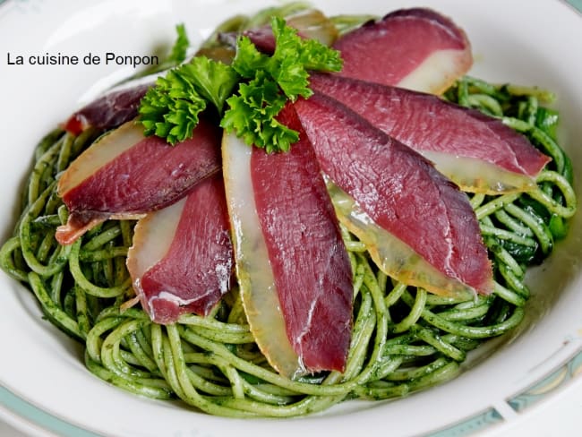 Spaghetti de pâte et courgette au pesto et spiruline