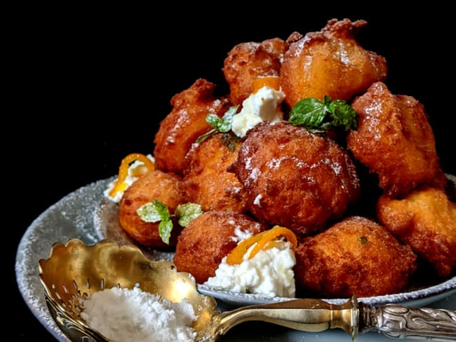 Beignets de ricotta à l’orange et au miel.