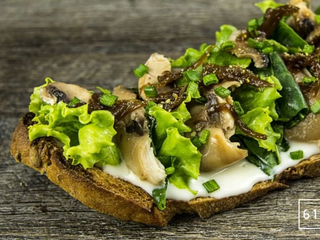 Tartine de poulet, épinard et cancoillotte