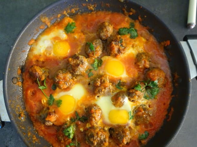 Boulettes de viande en sauce tomate aux œufs cassés