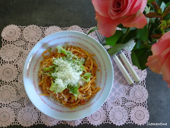 Spaghettis avec sauce aux poivrons et beurre de cacahuètes