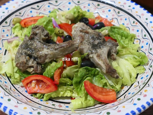 Salade d'été aux côtelettes d'agneau