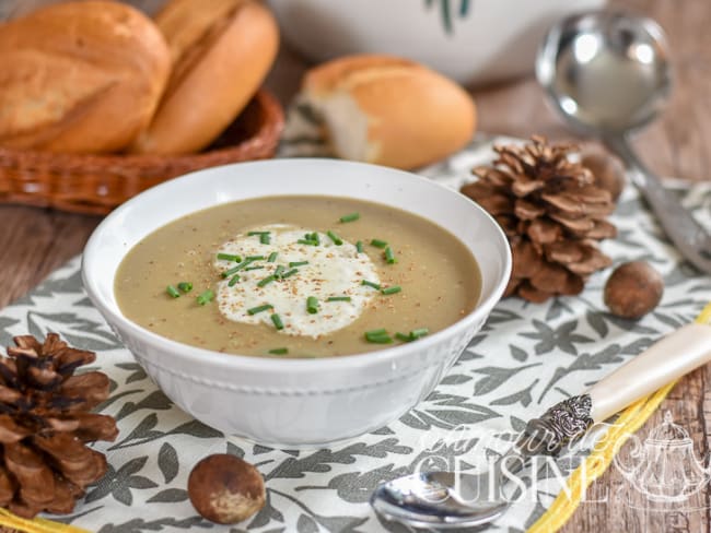 Velouté onctueux de châtaigne avec crème fouettée et ciboulette