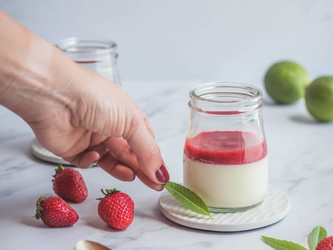 Panna cotta à la verveine citronnelle et coulis de fraises