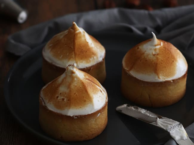 Tartelettes citron et noisette meringuées sur pâte sablée