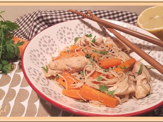 Wok de vermicelles au poulet sauté, carotte et pousses de soja