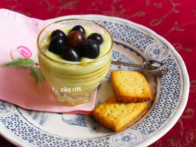 Crème dessert au fromage blanc safran et raisins noirs