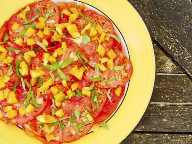 Carpaccio de tomates, basilic, sauce chien