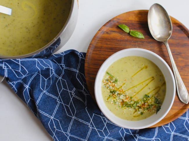 Soupe crémeuse aux courgettes, haricots blancs, ail rôti et basilic