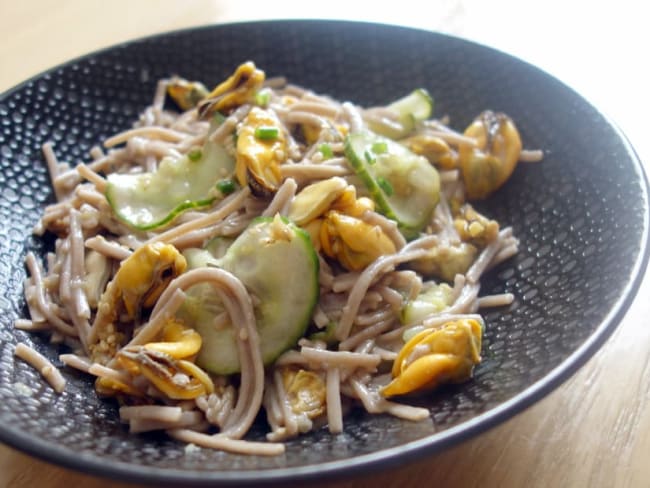 Nouilles soba aux moules et concombre