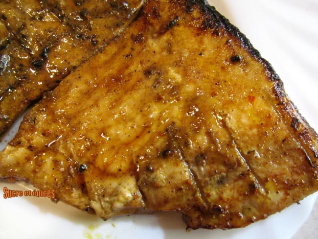 Steaks d'espadon marinés aux épices et grillés 