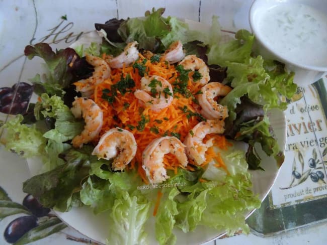Salade composée aux crevettes grillées et carottes râpées, sauce au fromage blanc de chèvre au concombre