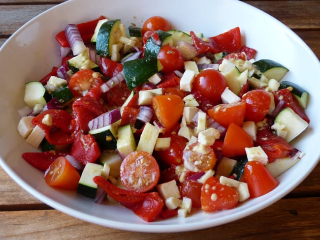 Salade méditerranéenne à la courgette, poivron, tomates et féta