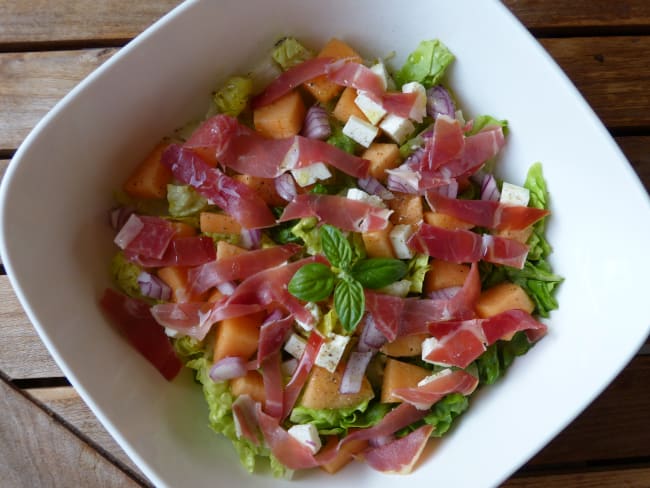 Salade au jambon cru, melon, sucrine et feta