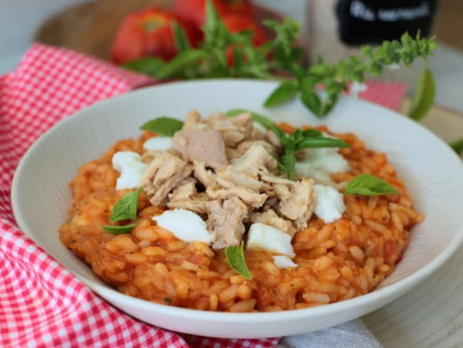 Risotto à la tomate, thon et olives