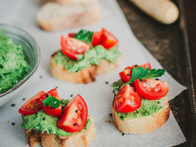 Toasts apéritifs avocat, herbes et tomate de Yotam Ottolenghi