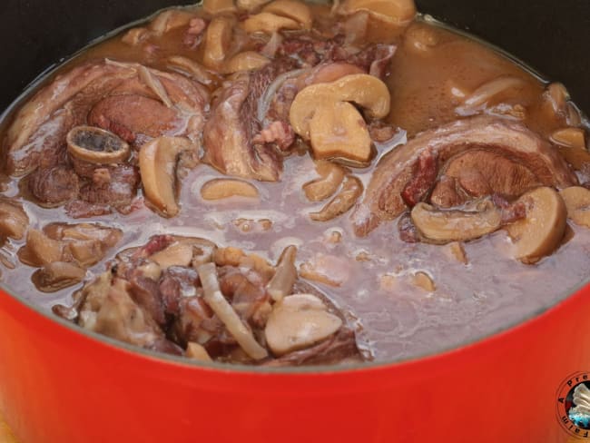 Cocotte de sauté de dinde aux champignons à la bourguignonne