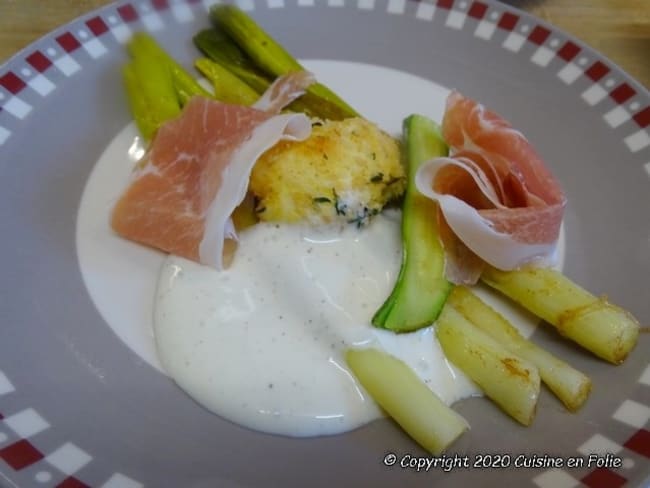 Jeunes poireaux rôtis, oeuf poché frit, Espuma au St Marcellin, jambon de Serrano