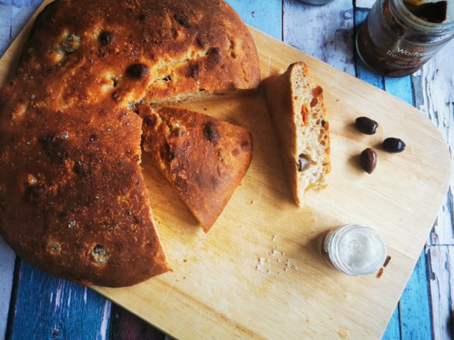 Fougasse au levain, fleur de sel, olives et tomates séchées