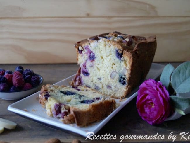 Cake fruits rouges amandes et chocolat blanc