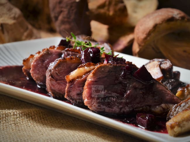 Magret de canard, sauce au vin rouge et échalotes