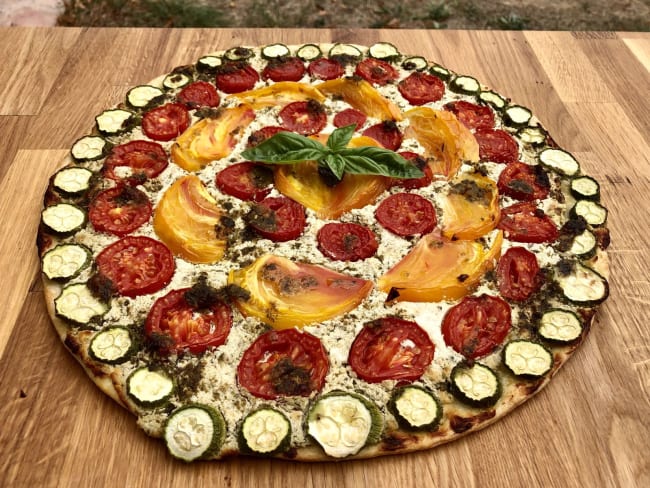 Tarte chèvre au pesto, tomates et courgettes