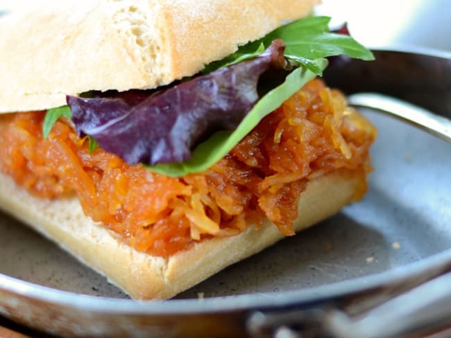 Burger végétarien à la courge spaghetti et sauce barbecue