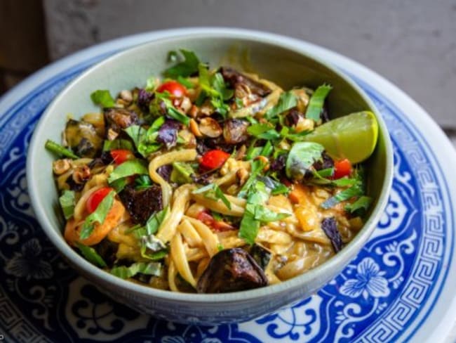 Nouilles de riz au lait de coco et aux aubergines rôties