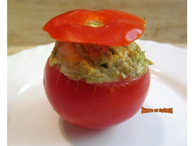 Tomates farcies au poulet, avocat et olives