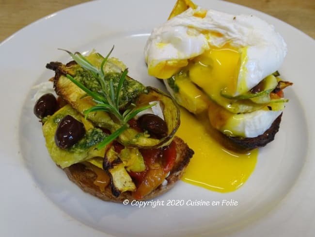 Tartines aux poivrons confits, courgettes rôties, Mozzarella et oeuf poché, pesto niçois