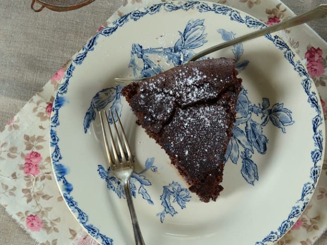 Gâteau fondant au chocolat et noisettes